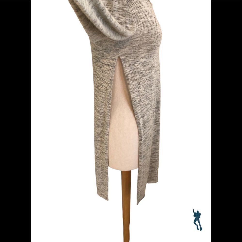 Fun fun fun sweat CoCo + Jamison. Check out the slits.
